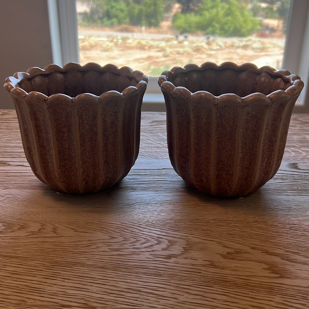 2 6x5” Stoneware flower shaped planter